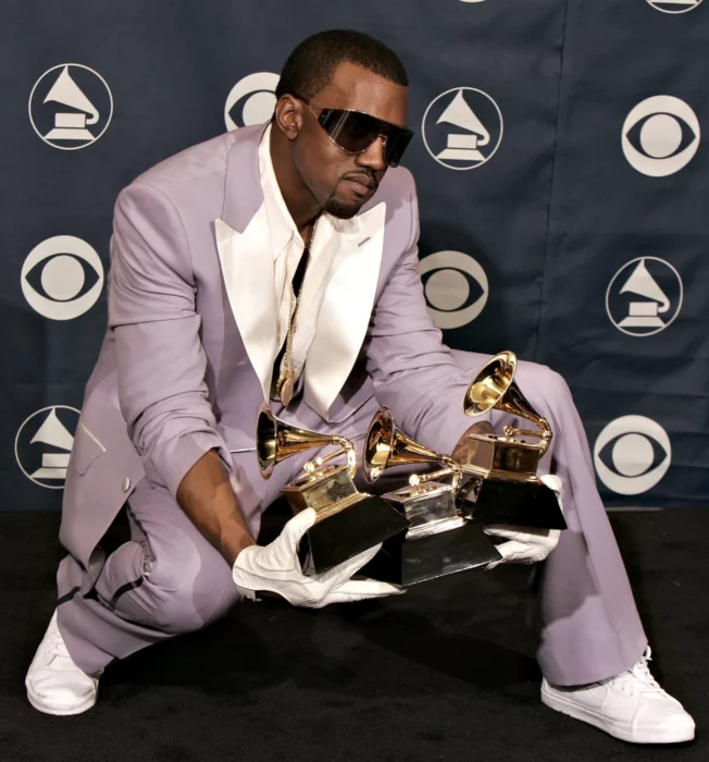 Kanye West con sus premios Grammy