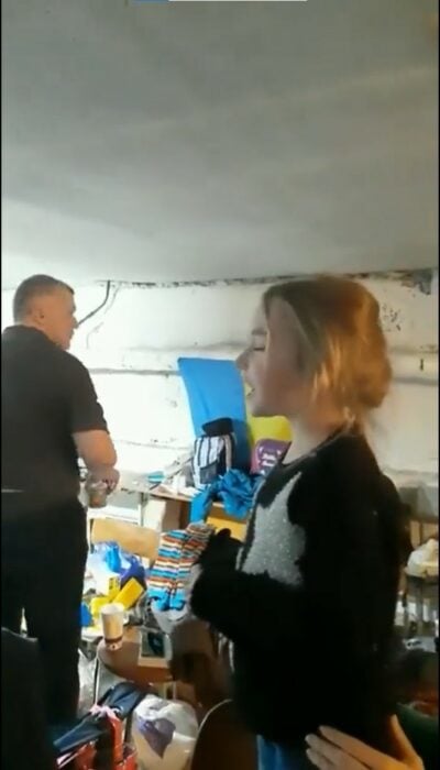 captura del video de una niña cantando en un refugio en Ucrania 