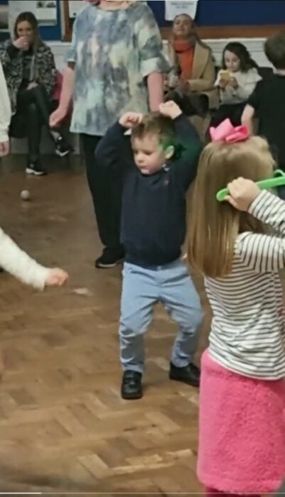 niño se hace viral por recrear épico baile de Tobey Maguire en Spider-Man 3
