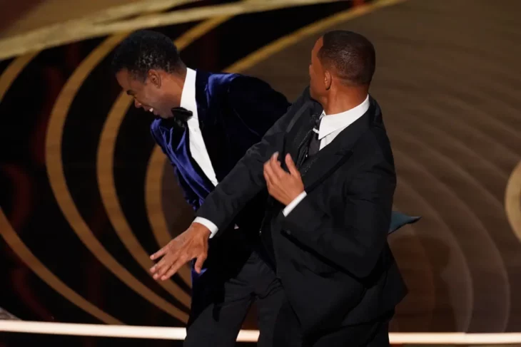 Will Smith golpeando a Chriss Rock en los óscar 2022