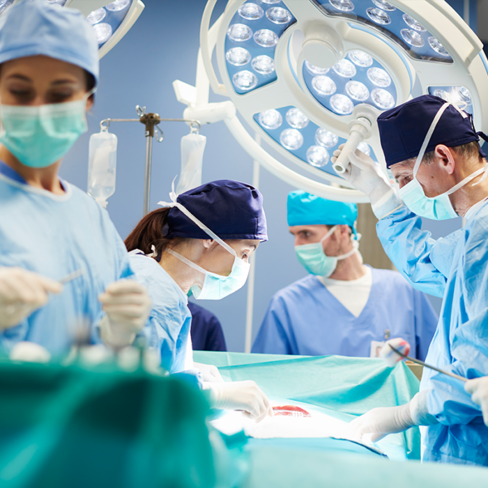 Cirujanos en medio de una cirugía