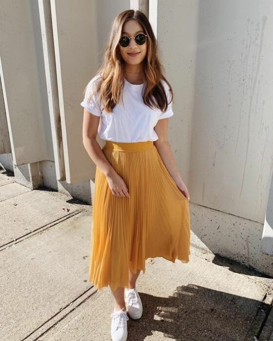 pleated skirt; yellow outfits to welcome spring