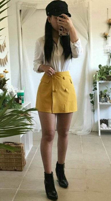 falda corta amarilla ;Outfits amarillos para darle la bienvenida a la primavera