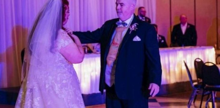 Papá e hija en boda; Papá usa corbata que su hija le hizo cuando era niña y la sorprende el día de su boda