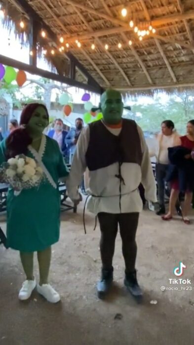 Pareja de novios disfrazados de Shrek y Fiona 