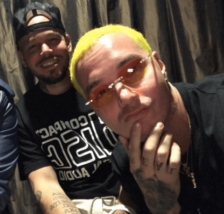 J Balvin y Residente posando para una fotografia