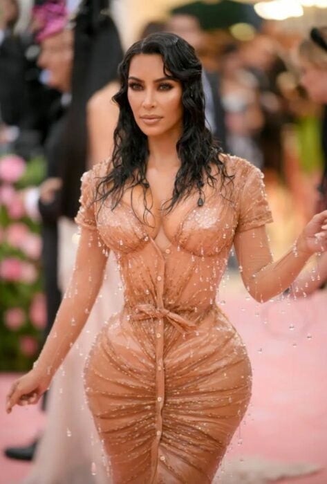 Kim Kardashian usando un vestido color piel en la met gala 