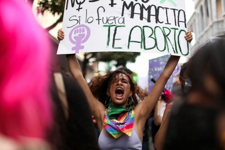 Chica protestando en contra del aborto en Guatemala