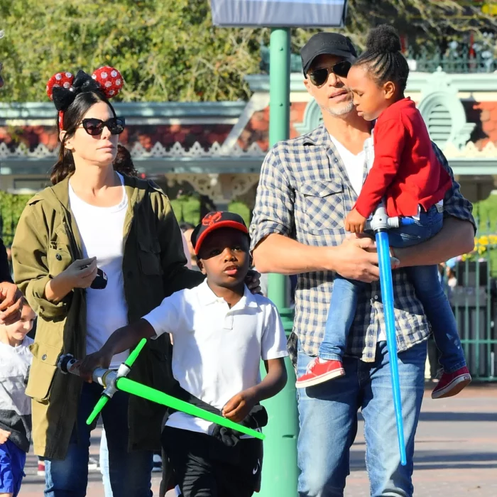 Sandra Bullock, Louis Bullock, Bryan Randall y Laila Bullock en Disney