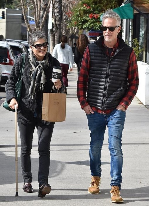 Selma Blair junto a su expareja Ronald Carlson caminando juntos 