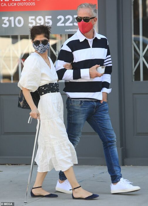 Selma Blair junto a su expareja Ronald Carlson caminando juntos 