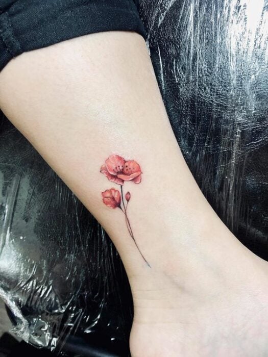 Tatuaje amapola en tobillo ;13 Hermosas ideas para llevar amapolas sobre tu piel 