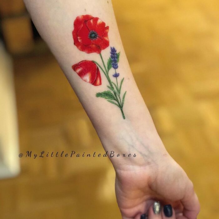 Huge poppy tattoo; 13 Beautiful ideas to wear poppies on your skin 