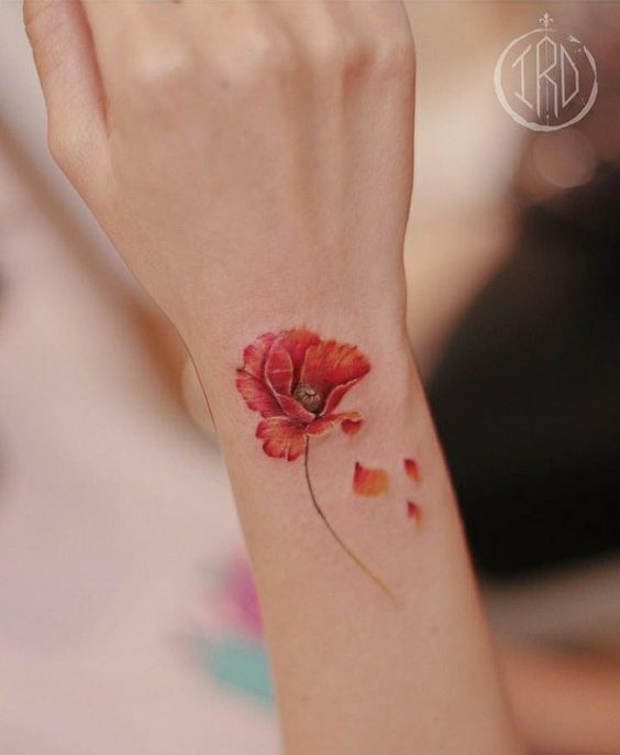 Poppy on the wrist; 13 Beautiful ideas to wear poppies on your skin 