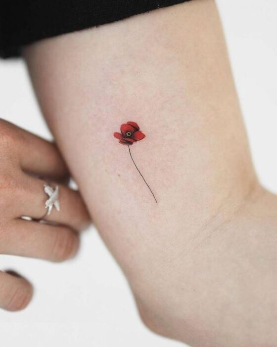 Poppy on the elbow; 13 Beautiful ideas to wear poppies on your skin 