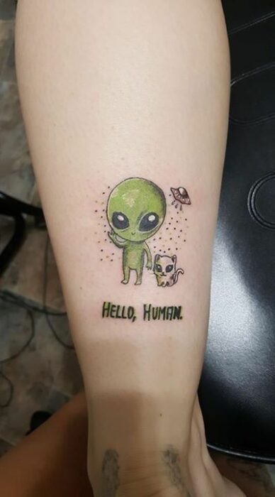 Tatuajes para las chicas que aman a los ovnis 