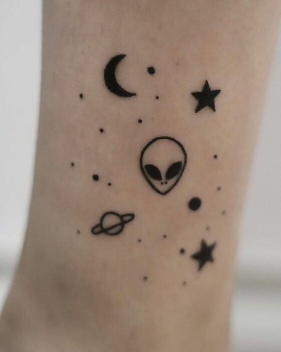 Tatuajes para las chicas que aman a los ovnis 