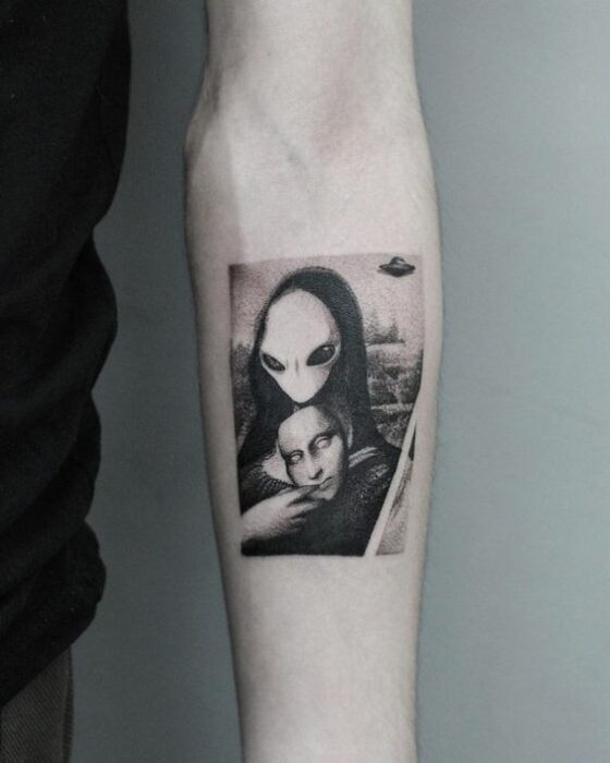 Tatuajes para las chicas que aman a los ovnis 