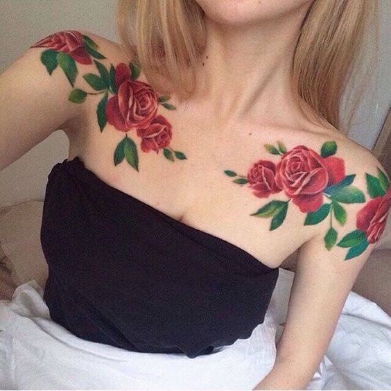 Tatuaje de rosas rojas ;15 Tatuajes que harán de tu pecho una obra de arte