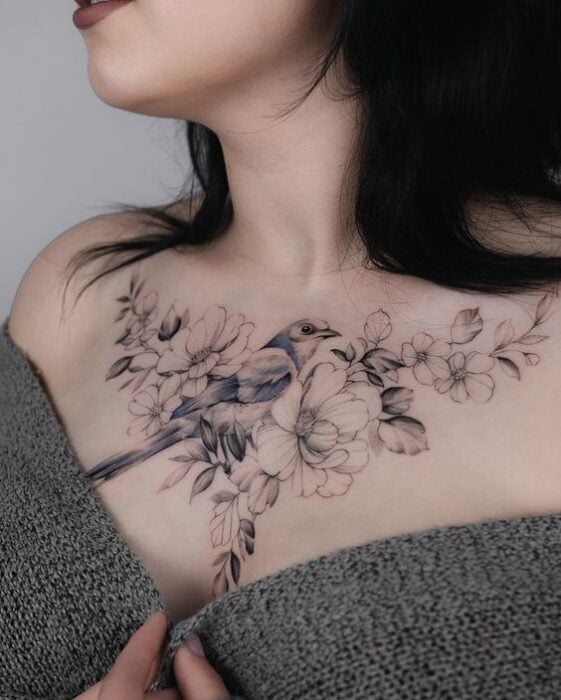 Tatuaje de gorrión ;15 Tatuajes que harán de tu pecho una obra de arte