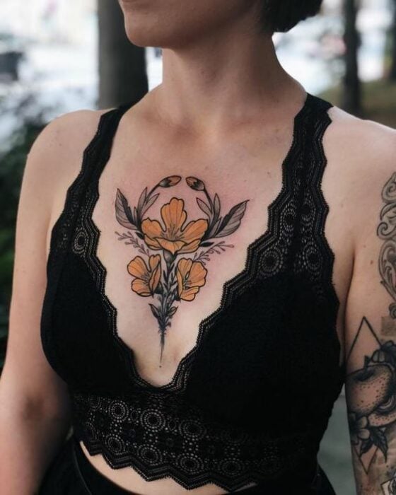 Tatuaje de flores amarillas ;15 Tatuajes que harán de tu pecho una obra de arte