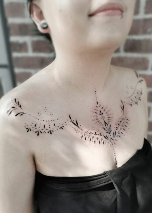 Tatuaje con llíneas ;15 Tatuajes que harán de tu pecho una obra de arte