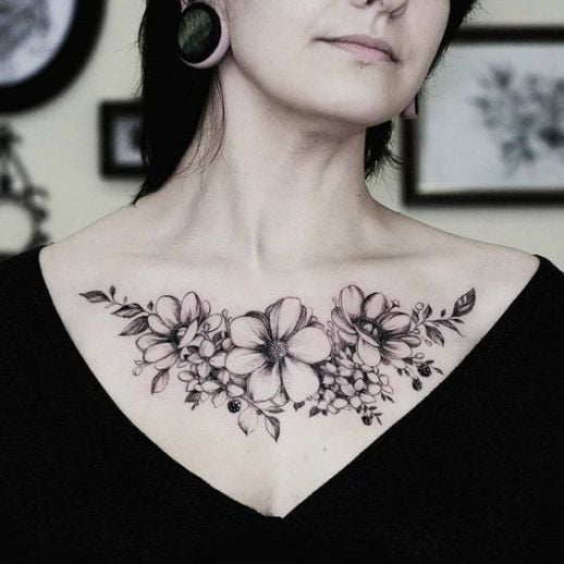Tatuaje de flores ;15 Tatuajes que harán de tu pecho una obra de arte