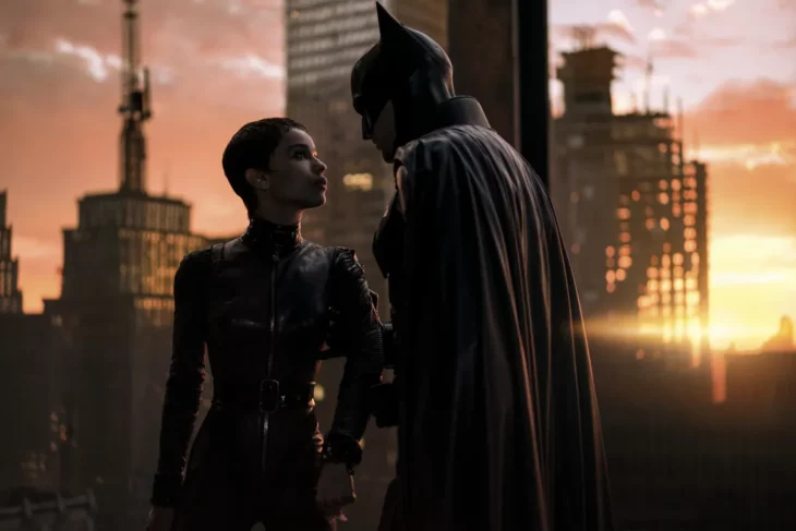 robert pattinson como bruce wayne y zoë kravitz como selina kyle en the batman