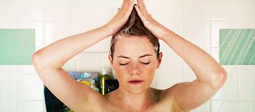 gif de cara delevinge lavando su cabello
