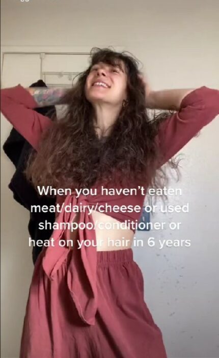 screenshot of the video of the girl who has not washed her hair for 6 years 