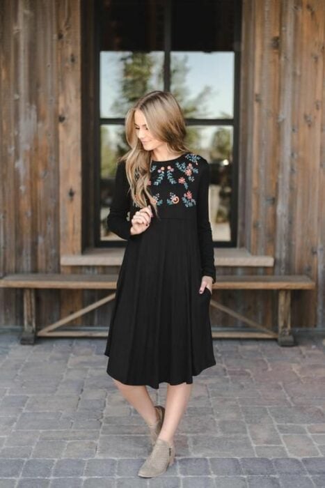 vestido con bordado 13 Ideas para usar vestidos en negros en plena primavera 