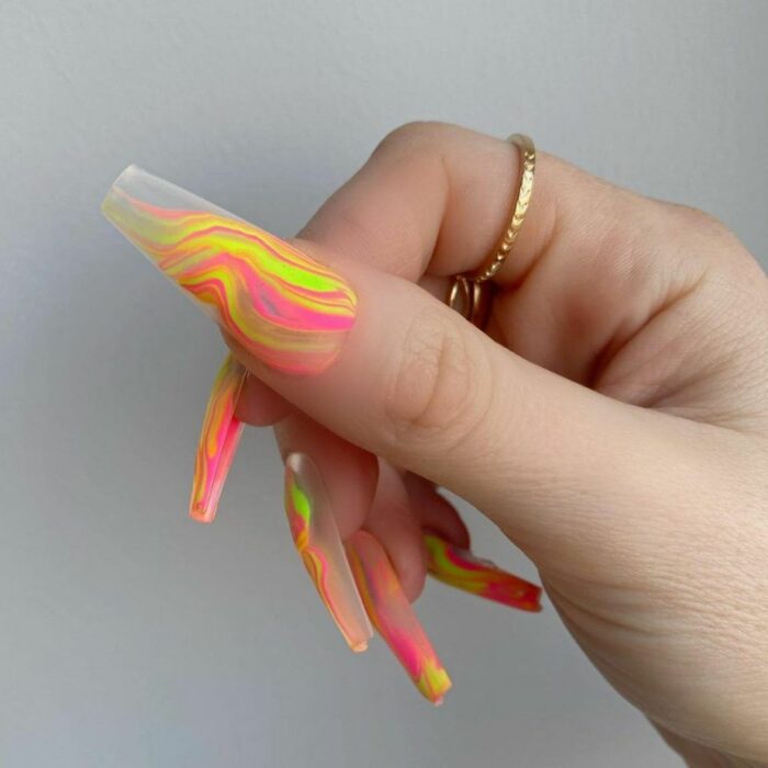 diseños neón en uñas acrílicas