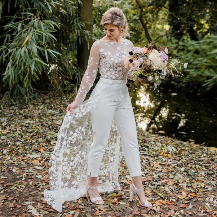 jumpsuit blanco con velo de encaje para novias