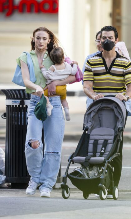 sophie turner y joe jonas caminando por Los Ángeles