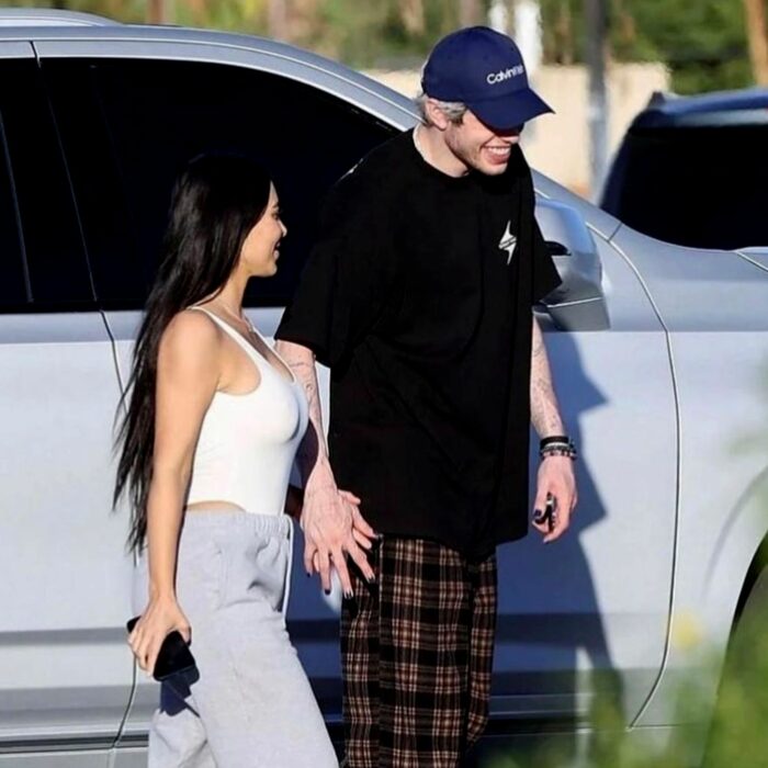 Kim Kardashian y Pete Davidson caminado de la mano