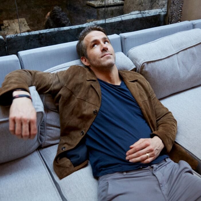 Ryan Reynolds recostado en un sofá