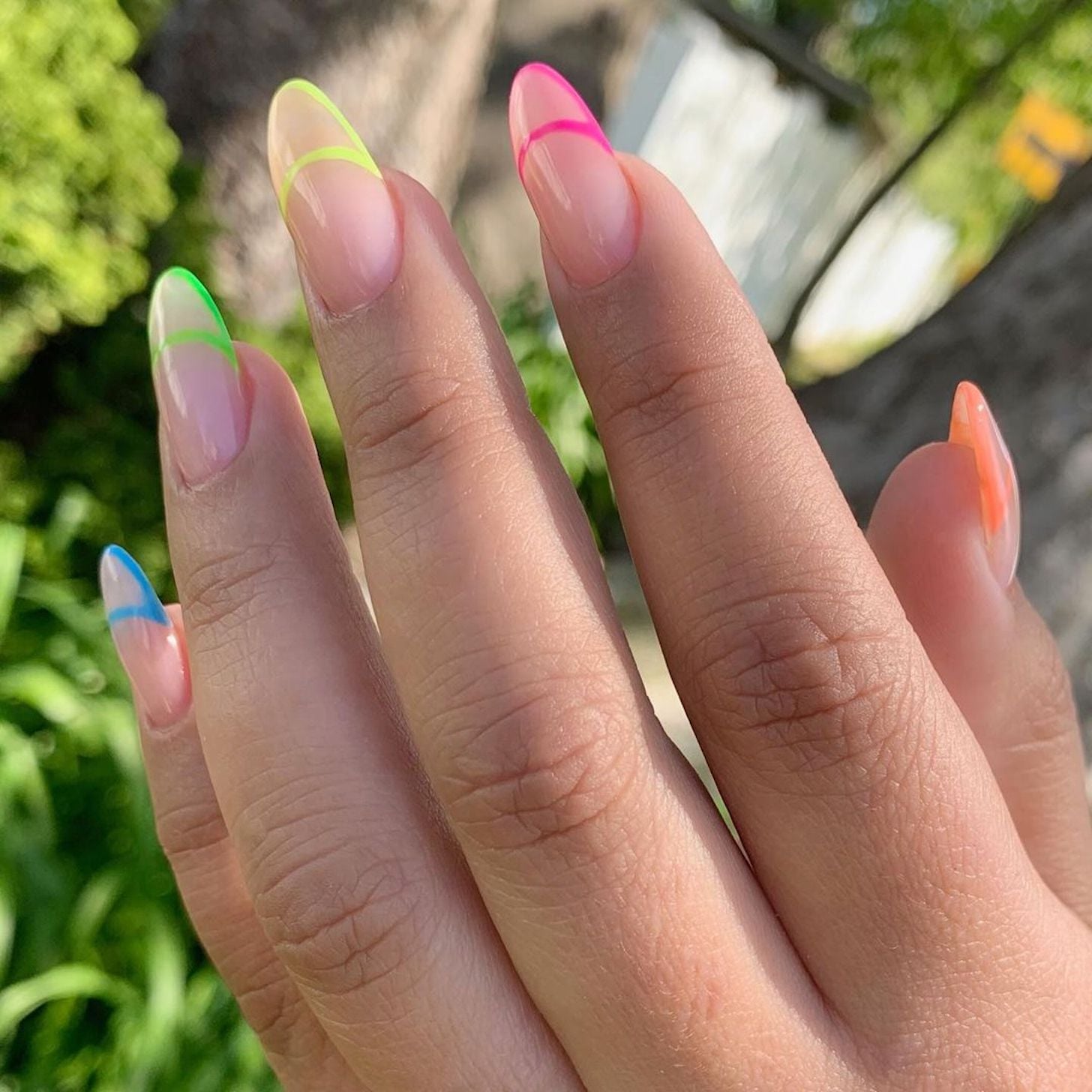Las mejores ideas para pintar tus uñas con colores neón