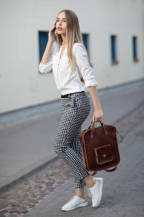 chica con pantalón a cuadros ;13 Outfits godinez por si saliendo de la oficina tienes una cita con tu crush