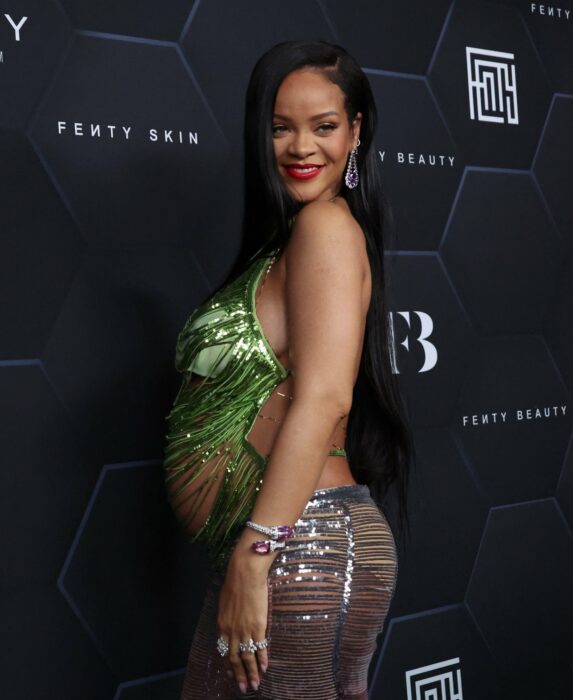 rihanna en un evento de fenty beauty