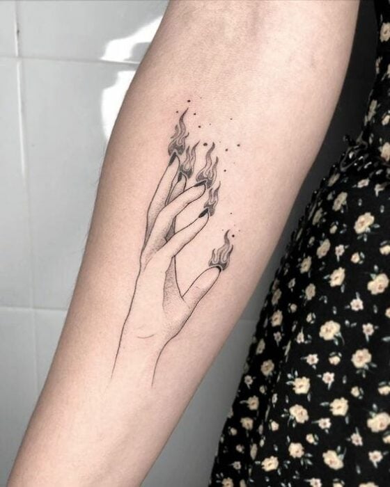 mano en flamas ;tatuajes raros y bonitos que vas a querer llevar (5)