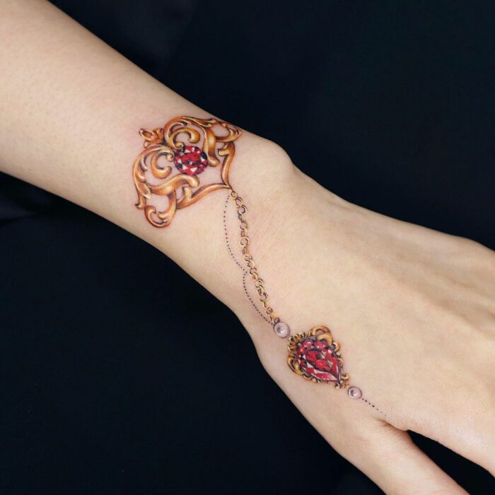 15 Tatuajes con diseños de joyas que deslumbrarán en tu piel