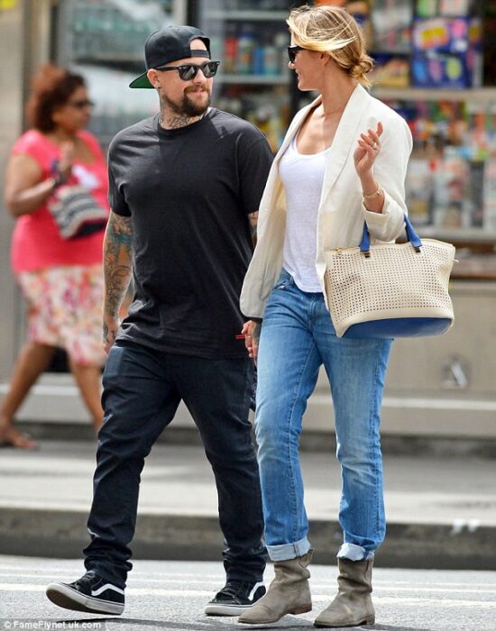 Benji Madden y Cameron Díaz caminando de la mano por la calle