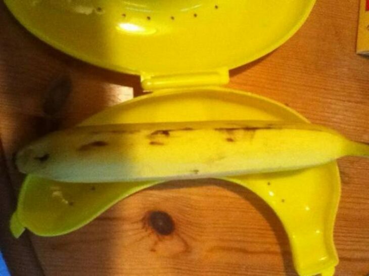 plátano sobre un porta banana que no embona en su forma 