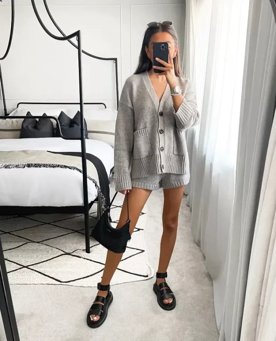 Outfit with chunky sandals 