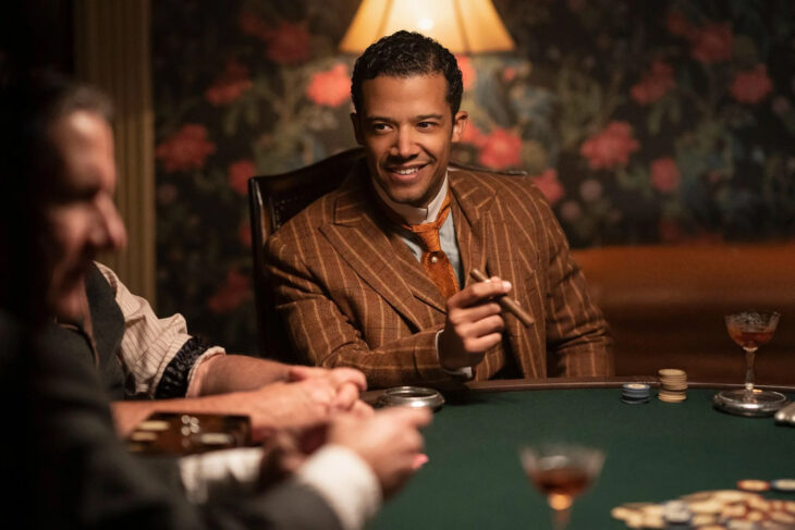 Jacob Anderson en el papel de Louis y Sam Reid como Lestat