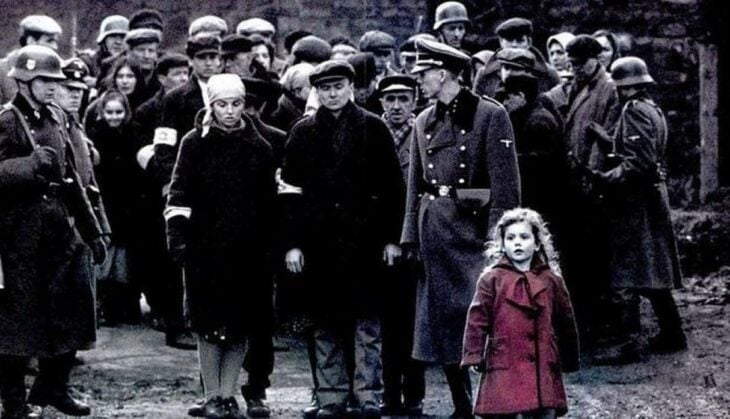 Escena de La lista de Schindler de una niña pequeña con un abrigo rojo caminando por el gueto de Cracovia