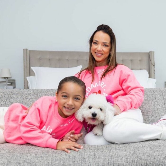 Adamari López a lado de su hija Alaïa en la cama con su perro 