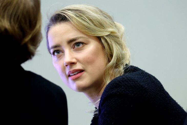 Cara de la actriz Amber Heard durante el juicio con Depp 2022