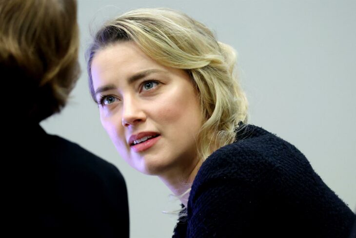 Cara de la actriz Amber Heard durante el juicio con Depp 2022