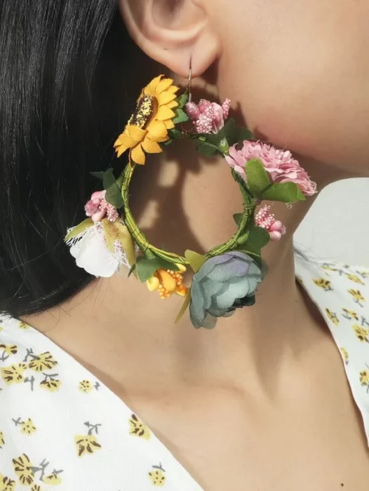 hoop with flowers;  Strange earrings that will bring out all your originality 